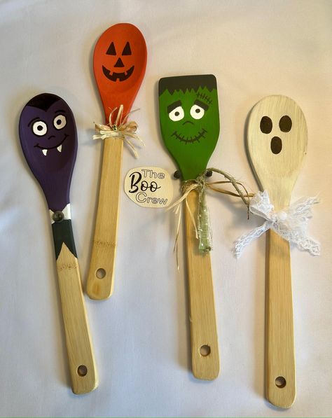 Hand painted wooden spoons for Halloween Decor. Ghost, Frankenstein, Jack o Lantern and Dracula. Wooden Spoons Crafts, Spoon Painting, Holiday Crafts Halloween, Wooden Spoon Crafts, Spoon Craft, Painted Spoons, Painted Home Decor, Pumpkin Skull, Spoon Crafts