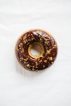 Pistachio Almond Baked Donuts Baked Doughnuts, Doughnut Recipe, Baked Donuts, Chocolate Glaze, Think Food, Glaze Recipe, Donut Recipes, Chocolate Coconut, Eat Dessert