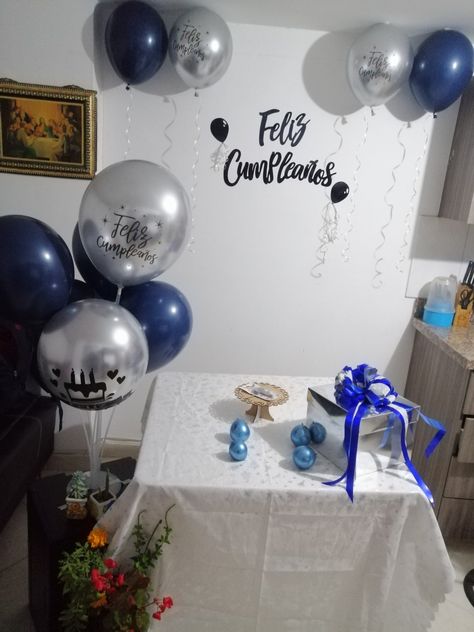 Decoración con mezcla de colores azul oscuro y plateado sin muchos globos Don Jose, Gin Drinks, Mens Birthday Party, Ideas Para Fiestas, Suede Jacket, Ipa, Event Decor, Ideas Para, Pin Up