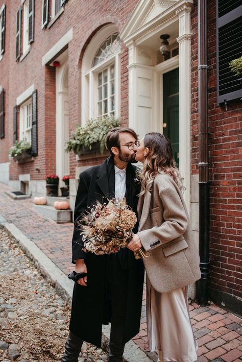 I loved shooting this artsy and sophisticated urban city elopement in Boston. Elopement Outfit Brides Casual, Casual Winter Wedding, Picnic Reception, Boston Elopement, Fall Boston, Autumn Elopement, Casual Photoshoot, Casual Wedding Outfit, Boston City Hall