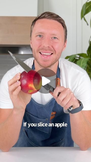 iRick Wiggins on Instagram: "Say “YUM” if you would eat these Healthy Apple Candy Bars 🍎🍫🥜 

How to make them:

Slice an apple, stick a popsicle stick in it, spread peanut butter on it, coat with melted sugar free chocolate and freeze for a few mins. Take them out & enjoy! 

Btw.. I make fun recipes like this to enjoy with my toddler and while I follow a low carb lifestyle I don’t necessarily do keto all the time ❤️" Irick Wiggins, Apple Candy, Apple Snacks, Low Carb Lifestyle, Pumpkin Cream Cheese Muffins, Healthy Apple, Peanut Butter Lovers, Fun Recipes, Keto Cookbook