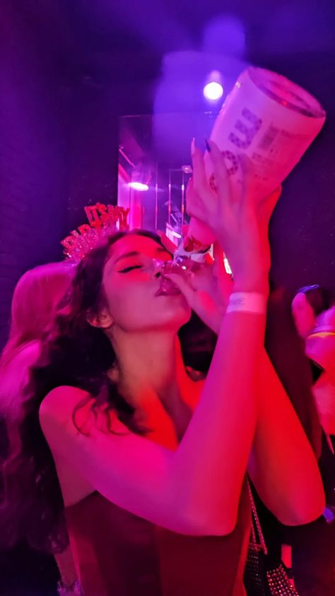 Birthday Night Out, Alcohol Party Aesthetic, Party Girls Night Club, Night Out Aesthetic Drinks, Campbell Aesthetic, Partying Aesthetic, 20s Lifestyle, Drinking Alcohol Aesthetic, Balkan Girl