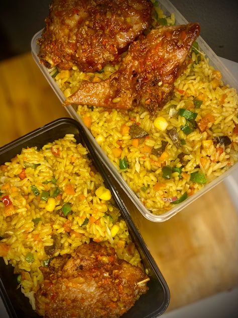 This is a Nigerian vegetable fried rice with turkey Fried Rice Picture, Fried Rice Snap, Naija Food, Nigerian Fried Rice, Nigerian Dishes, Appetizer Board, Nigeria Food, African Recipes Nigerian Food, Deni Denials