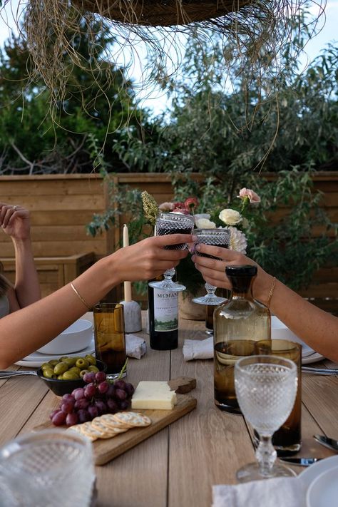 A dinner party table setting with two people sharing wine. Dining Table Place Settings, Dinner Party Settings, Backyard Dinner Party, Hosting Dinner, Outdoor Dinner Parties, Tafel Decor, Dinner Party Summer, Outdoor Dinner, Dream Land