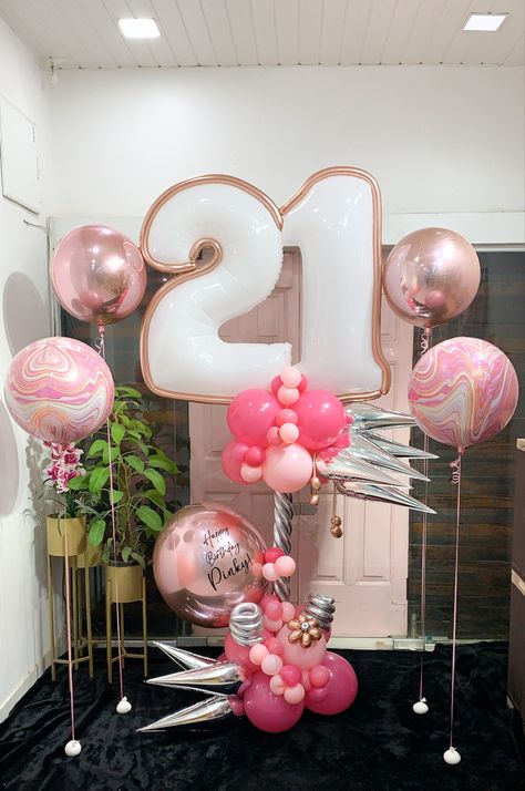 Number Balloon Arrangements, Big Balloon Bouquet, Butterfly Themed Birthday Party, Peacock Crafts, Balloon Tower, Diy Balloon Decorations, Balloon Arrangements, Big Balloons, Birthday Balloon Decorations