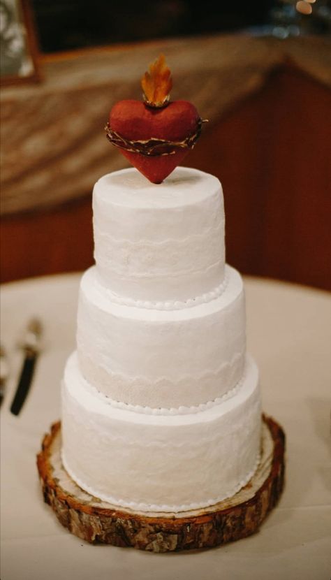 Mexican Themed Wedding Cake, Mexican Style Wedding Cake, Salvadoran Wedding Traditions, Mexican Wedding Recuerdos, Sacred Heart Cake, Amor Eterno Wedding Theme, Mexican Theme Wedding Cake, Mexican Catholic Wedding, Homies Cake