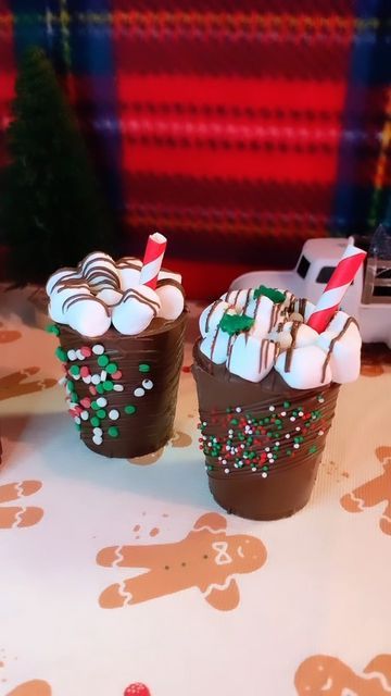 Sweets R Poppin’ | Angelica on Instagram: "Hot Cocoa Cups!☕️ #cocoabombs #cocoacup #hotcocoa #hotchocolate #cocoabomb #chocolate #marshmallow #marshmallows #sweetsrpoppin #fredericksburgva" Hot Cocoa Cups, Coco Bar, Cocoa Cups, Treat Business, Winter Market, Chocolate Marshmallow, 3 Coffee, Recipes Christmas, Hot Coco