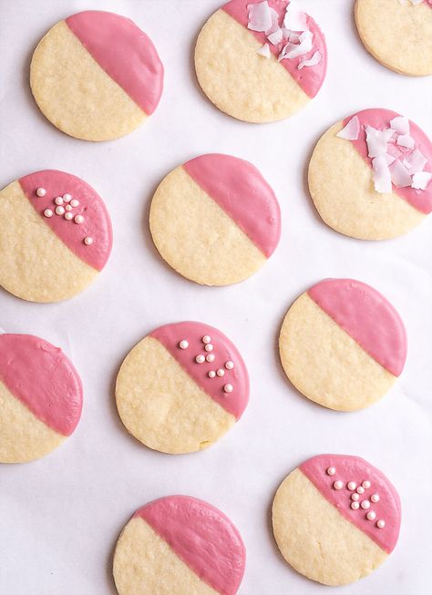 Valentine Shortbread Cookies, Ruby Chocolate Cookies, Ruby Chocolate Recipes, Banana Smash Cake, Sable Cookie, Valentines Day Baking, Chocolate Dipped Shortbread Cookies, Dipped Shortbread Cookies, Valentine Baking