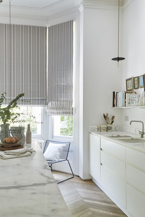 Roman Blinds Bay Window, Neutral Roman Blinds, Blinds Bay Window, Bay Window Kitchen, Roman Blinds Bedroom, Roman Blinds Kitchen, Bay Window Blinds, Black Blinds, Blackout Roman Blinds