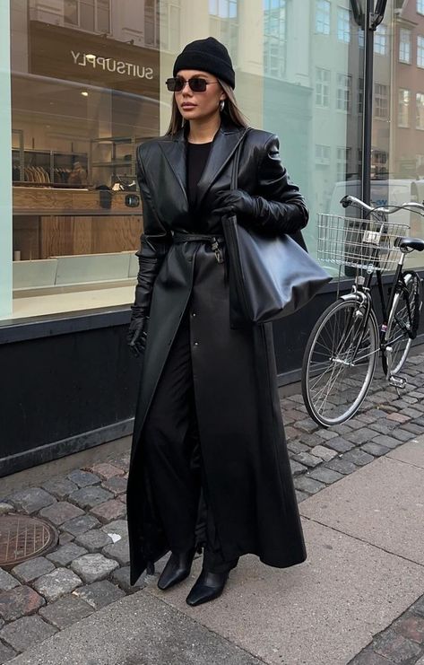 Leather Coat Winter Outfit, Leather Long Coat Outfit, Dark And Moody Outfits, Work Outfits Women Winter 2024, Black Long Trench Coat Outfit, Leather Coat Outfits Women, Full Leather Outfit Women, Luxury Work Outfits, Leather Trench Coat Street Style