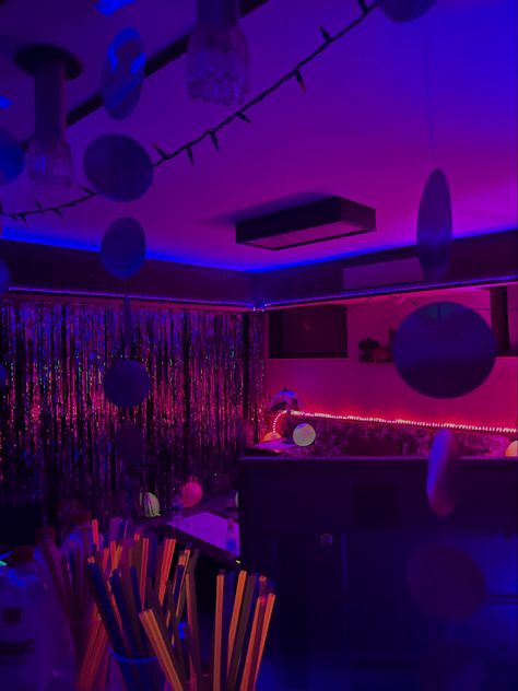 Glow In The Dark House Party, Basement Birthday Party, Euforia Party, Purple Birthday Party Decorations, Euphoria Theme, Warehouse Party, Cool Basement, Neon Party Decorations, Birthday Streamers