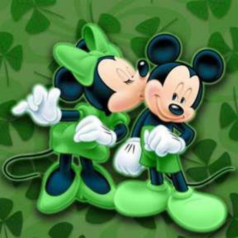 Disney Kiss, St Patricks Day Wallpaper, Mickey And Minnie Love, Mickey Love, Retro Disney, Mickey Mouse Wallpaper, Mickey Y Minnie, Disney Favorites, Disney Holiday