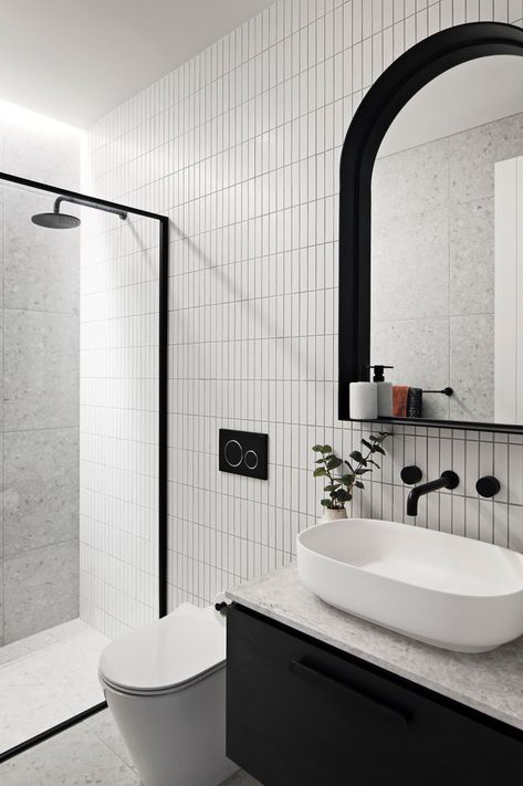 Monochrome House Interiors, Bathroom Flooring Ideas, Small Space Bathroom Design, Black Tile Bathrooms, Dark Bathroom Ideas, Natural Stone Bathroom, Dark Bathroom, Monochrome Bathroom, Bathroom Design Small Modern