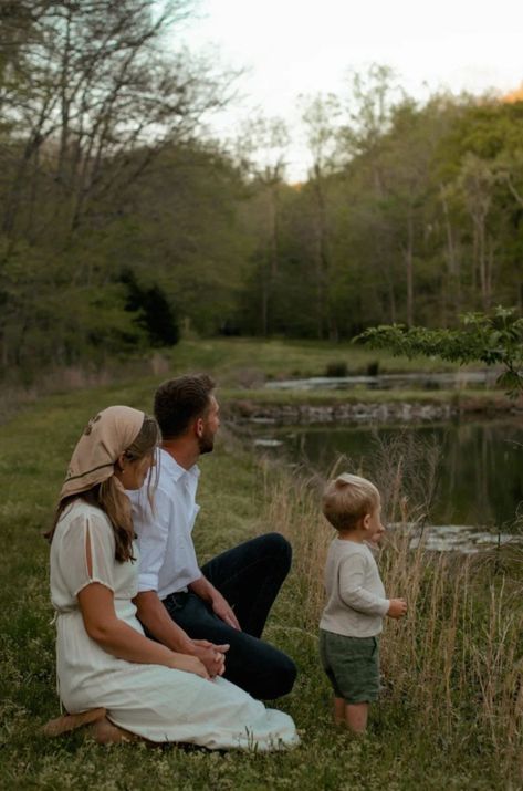 Tradwives Aesthetic, Homestead Family Photos, Cottage Core Family, Traditional Wife Aesthetic, Aesthetic Family, Family Nature, Motherhood Photography, Farm Photo, Wife Life