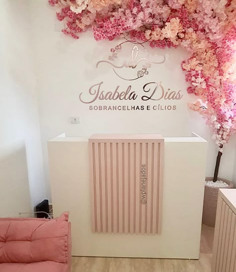 WPlanejados & Marcenaria no Instagram: “E essa recepção ficou muito linda!💓 Com nosso balcão branco com detalhe ripado rosa! Espaço da nossa cliente @isahdesigner! Que Deus…” Studio Beauty Salon, Boutique Rosa, Beauty Studio Decor, Studio Rosa, Makeup Studio Decor, Beauty Room Salon, Creative Kids Rooms, Esthetician Room Decor, Nail Store