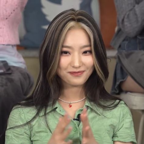 Kpop Idol Highlight Hair, Saerom Hair, Thick Hair Highlights, Korean Highlights Hair Color, Iconic Hair Color, Kpop Idol Hair, Hire Style, Lee Saerom, Skunk Hair