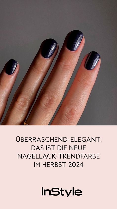 Im Herbst 2024 ist es nicht Rot oder Beige, sondern Navy, das als neue Nagellack-Trendfarbe hervorgeht. Hier alle Details zum LookBeauty Nagellack Trends, Nail Polish, Navy, Nails, Beauty, Quick Saves