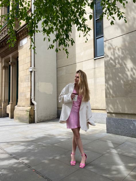 Minimal Chic Summer, Pink Summer Outfits, Outfit Minimal, Chic Summer Outfits, Outfit Party, Minimal Outfit, Summer Outfit Inspiration, Minimal Chic, Satin Slip Dress