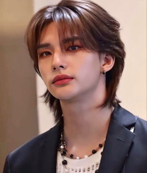 Brunette Hyunjin, Prince Hyunjin, Asian Man, Fall Hair Cuts, Straykids Hyunjin Photoshoot, Hair Icon, Straykids Hyunjin, Kpop Boys, Hwang Hyunjin