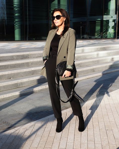 Khaki Blazer Outfit Women, Olive Green Blazer Outfit, Khaki Blazer Outfit, Blazer Outfits For Women Work, Oversize Blazer Outfit, Green Blazer Outfit, Office Capsule, Oversized Blazer Outfit, Over 40 Style