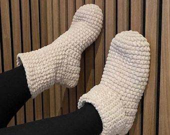 Easy Crochet Slippers, Slipper Pattern, Crochet Slipper, Fast Crochet, Bootie Slippers, Bernat Yarn, Elegant Crochet, Crochet Slipper Pattern, Crochet Twist