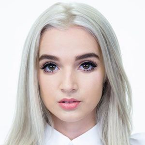 That Poppy Biography - Affair, Ethnicity, Nationality, Salary, Net Worth | Who is That Poppy? That Poppy is an American singer. She is a songwriter, music composer and YouTube personality.  She gained a lot of media attention for her singles "Lowlife" and "Everybody Wants to Be Poppy." Moreover, she has a huge fan following on YouTube Poppy Youtube, Poppy Singer, Im Poppy, Avril Lavigne Style, That Poppy, Popular People, Music Composers, Celebrity Interview, American Singers