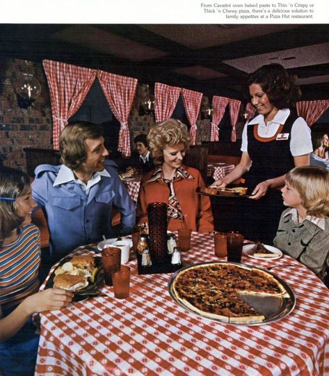 Look back at these vintage Pizza Hut restaurants & foods from the '70s - Click Americana Vintage Food Pictures, Pizza Parlor Aesthetic, 1970s Restaurant, Vintage Pizza Hut, Pizza Hut Restaurant, 70s Food, Vintage Pizza, Retro Restaurant, Mcdonald Menu