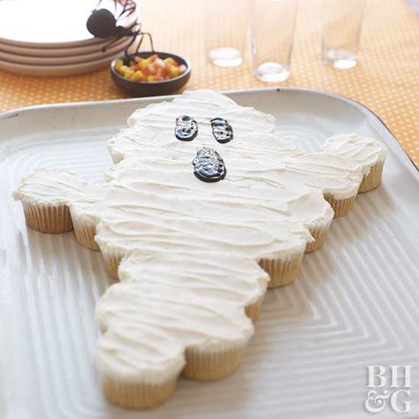 Spooky Ghost Crafts for Halloween Ghost Cupcakes Cake, Ghost Desserts, Ghost Theme Party, Ghost Ideas, Cupcake Arrangements, Fun Halloween Desserts, Frosted Cupcakes, Diy Ghost, Ghost Cupcakes