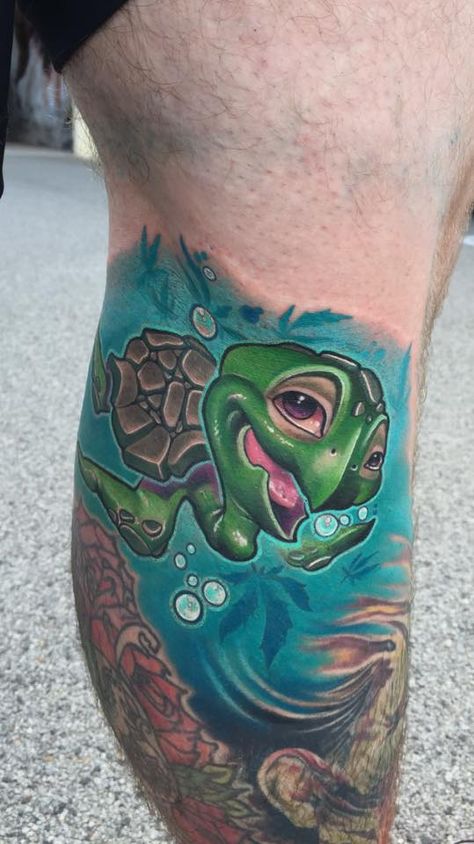 New School 'Squirt' from "Finding Nemo" Tattoo by Henri Middlemass Finding Nemo Tattoo, Nemo Tattoo, Stingray Tattoo, Culture Tattoos, Arched Cabin, Tattoo Board, School Cartoon, Underwater Animals, Turtle Tattoo