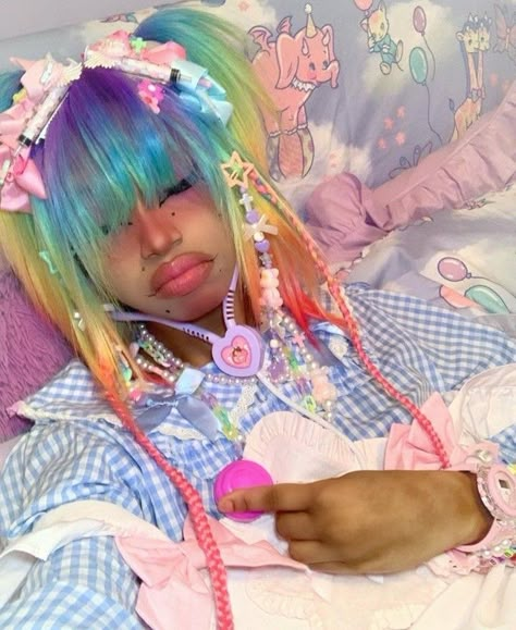 Decora Hairstyle, Rainbow Pigtails, Rainbow Hair Aesthetic, Decora Clothes, Decora Hair, Decora Kei Fashion, Yami Kawaii Fashion, Decora Outfits, Hair Charm