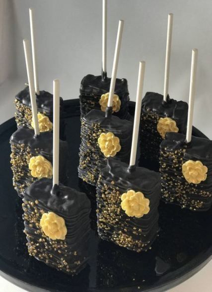 Gold Rice Krispie Treats, Gold Black Birthday, Graduation Desserts, Gold Dessert, Graduation Party Foods, Black Birthday, Chocolate Covered Treats, New Cake, Rice Krispie Treats