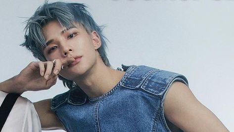 hyunjin pics on Twitter: "hwang hyunjin https://t.co/wuC9CYNhbK" / Twitter Short Blue Hair, Short Hair Blue, Hyunjin Pics, Hyunjin And In, Straykids Hyunjin Photoshoot, Kids Mood, Skz In Cute, Mens Hairstyles Short, Homeless Children