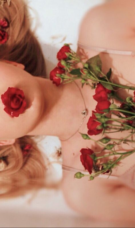 Laying In Flowers Photoshoot, Single Rose Photoshoot, Rose Petals Photoshoot Ideas, Portraits With Roses, Rose Garden Photoshoot Aesthetic, Rose Petals Photoshoot, Rose Petal Photoshoot, Red Rose Photoshoot, Hailey Photoshoot