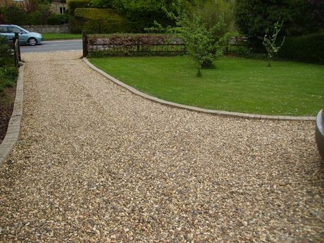 Pebble Driveway, Driveway Ideas Cheap, Front Driveway Ideas, House Driveway, Gravel Drive, Garden Ideas Driveway, Driveway Edging, Asphalt Driveway, Stone Driveway