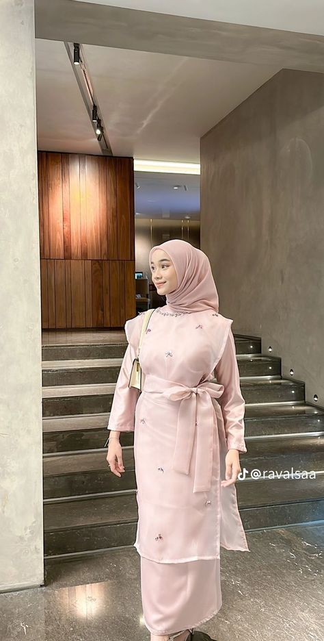 Ootd Wisuda Hijab, Ootd Bridesmaid Hijab, Kebaya Bridesmaid Hijab, Gamis Pink, Baju Bridesmaid Modern Hijab, Dres Kondangan, Bridesmaid Dresses Hijab, Lebaran Outfit, Dress Brokat Modern