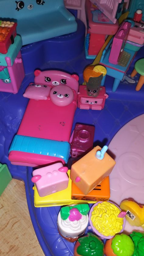 Shopkins in Little People Castle Shopkins Aesthetic, 2010 Toys, Shopkin Dolls, 2000s Toys, Shopkins Toys, 2010s Nostalgia, Nostalgic Pictures, Adorable Homes Game, Childhood Memories 2000