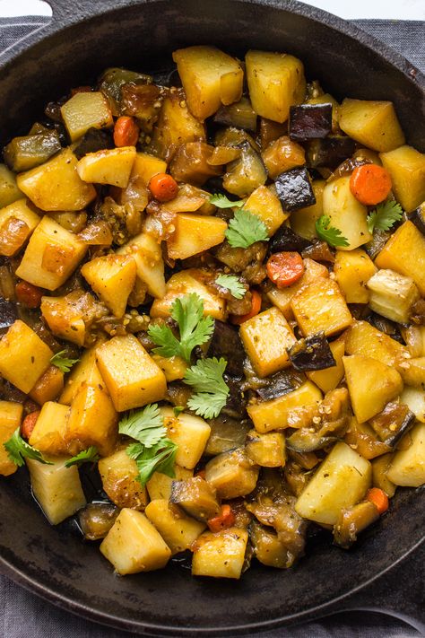 Eggplant Potato Recipe, Vegan Eggplant Recipes, Eggplant Stew, Stew With Potatoes, Eggplant Curry, Vegan Eggplant, Vegan Stew, Ways To Eat Healthy, Eggplant Dishes