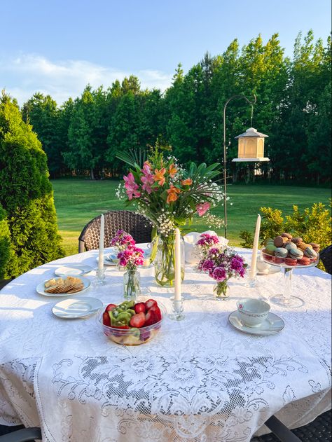 Tea Party Tablecloth Ideas, Round Tea Party Table, Tea Party Setting Table, Tea Party Round Table Set Up, Round Table Garden Party, Round Table Tea Party Decor, Garden High Tea Party, Tea Shower Ideas, Tea Party Table Setup