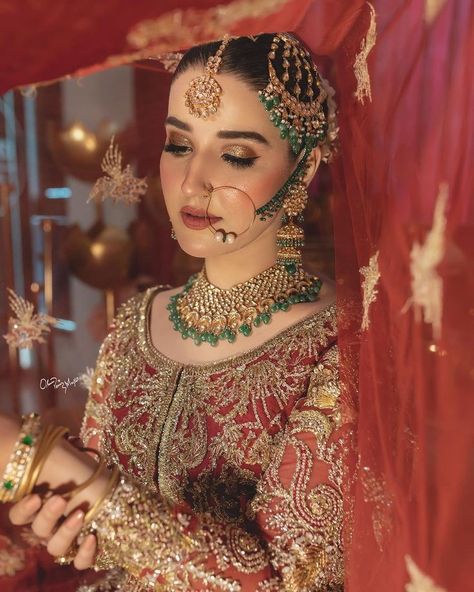 Bride Mirror Photo, Pakistani Makeup Looks, Nikkah Brides, Mehandi Dress, Pakistani Bridal Hairstyles, Affan Waheed, Pakistani Brides, Bride Entry, Muslim Bridal