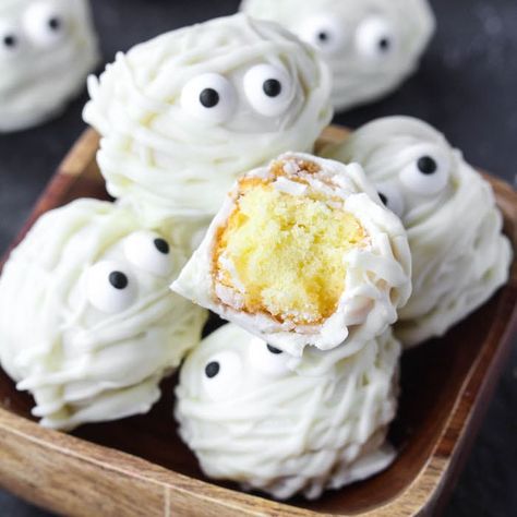 These Easy Halloween Treat Donut Hole Mummies are one of my favorite Halloween treat ideas! They don’t take a lot of prep and are pretty hard to mess up! Meatball Mummies, Halloween Treat Ideas, Halloween School Treats, Halloween Donuts, Halloween Breakfast, Food Halloween, Halloween Treats Easy, Donut Holes, School Treats