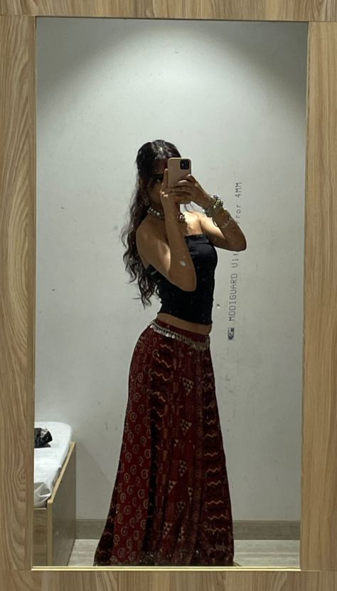 Desi Skirt Outfits, Navaratri Outfit Ideas, Navratri Pictures, Navratri Outfits, Indian Fits, Garba Outfit, South Asian Aesthetic, Desi Fits, Navratri Chaniya Choli