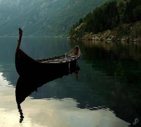 Viking boat in a Fjord, Norway House Tully, Viking Aesthetic, Viria, Gandalf, Legolas, Fantasy Aesthetic, Norse Mythology, Song Of Ice And Fire, Elder Scrolls