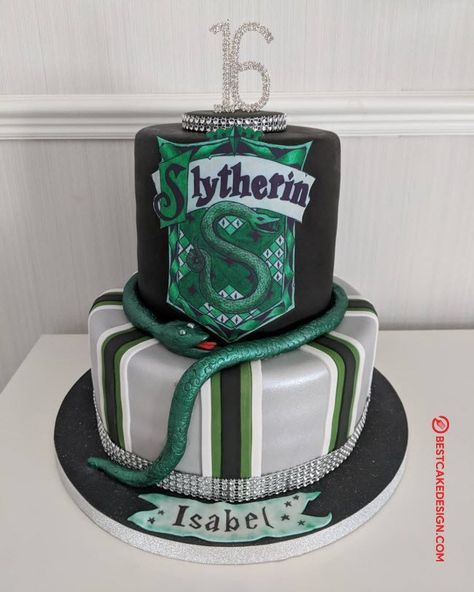 Slytherin Birthday Cake, Slytherin Cake, Tort Harry Potter, Harry Potter Treats, Harry Potter Desserts, Gateau Harry Potter, Harry Potter Snacks, Harry Potter Robes, Harry Potter Birthday Cake