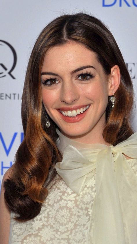 Moda Hippie, Red Carpet Hair, Beautiful Brown Eyes, Romantic Hairstyles, Hot Hair Styles, Auburn Hair, Celebrity Beauty, Anne Hathaway, Easy Hairstyles For Long Hair