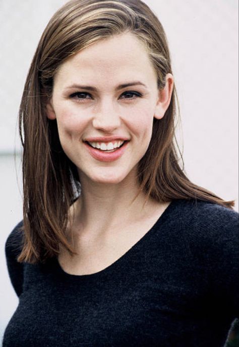 jennifer garner || 2000’s || alias || sydney bristow || hollywood || actress Jenifer Gardner, Deep Dimples, Jennifer Garner Hair, Jen Garner, Flamboyant Natural, Gallery Pictures, Magazine Images, Actrices Hollywood, Beauty Shots