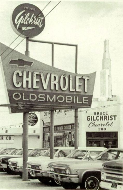 Chevy Dealerships, Used Car Lots, Chevrolet Dealership, Car Dealerships, Gm Car, Vintage Auto, Car Lot, Auto Repair Shop, Old Classic Cars