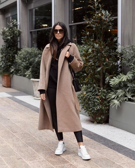 Classic Modern Outfit, Long Beige Coat, Workout Outfits Winter, Look Legging, Mum Fashion, Beige Coat, Cold Outfits, Hijab Style, Outfit Inspo Fall