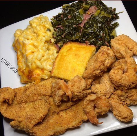 Fried fish, fried shrimp🍤, macaroni n cheese, greens, and cornbread @Yasiamo 💸💕#food #soulfood #blackfood #goodfood Collard Greens With Smoked Turkey, Greens With Smoked Turkey, Bake Mac, Shrimp Bake, Fried Flounder, Bake Mac And Cheese, Soul Food Dinner, Beautiful China, Collard Greens