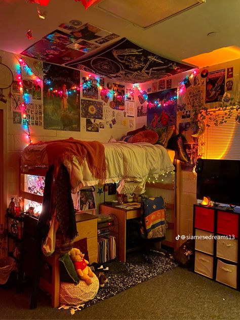 Room Bedroom, Boy Rooms Ideas, Room Ideas Maximalist, 2000 Room Aesthetic, Kidcore Room, 90s Room, Cluttered Bedroom, Artistic Room, Cool Room Designs