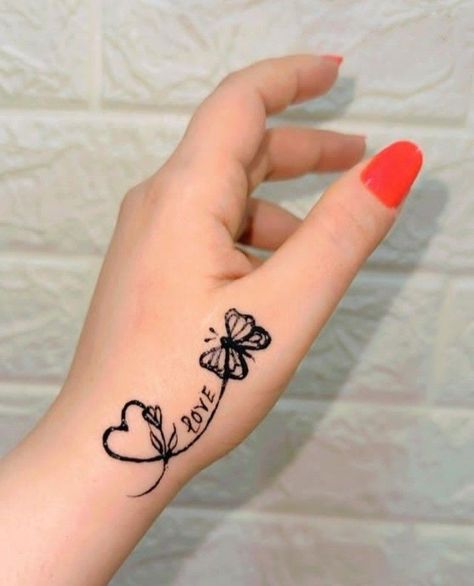 Feminine Tattoo Ideas, Henna Style Tattoos, Tato Jari, Henna Designs Wrist, Henna Inspired Tattoos, Tato Henna, Key Tattoo, Hand And Finger Tattoos, Henna Tattoo Hand